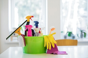 Hjälp till att städa hemma på Mors dag