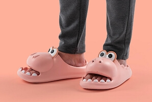 Rosa dino slippers
