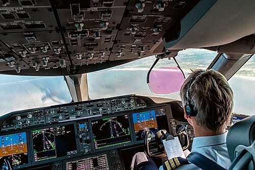 Bild på en cockpit i en flygsimulator