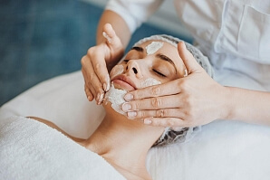 Avkopplande massage eller ansiktsbehandling