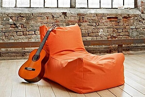 Orange sittsäck med gitarr