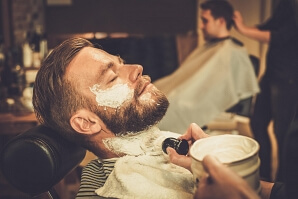 Lyxig rakning hos professionell barberare