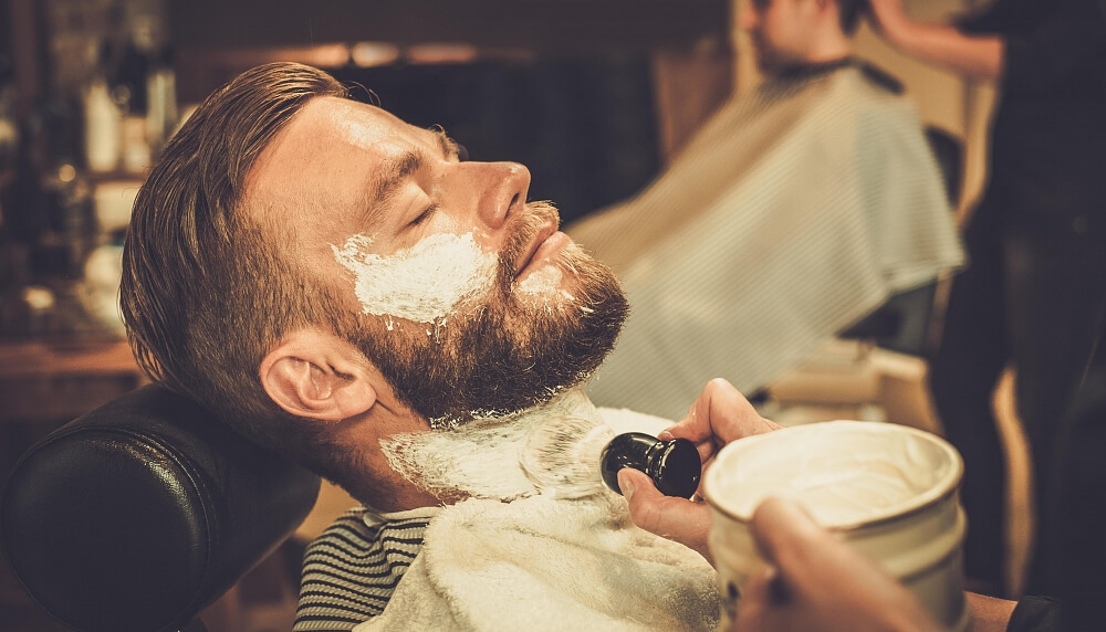 Lyxig rakning hos professionell barberare