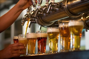 Bartender häller upp olika sorters öl