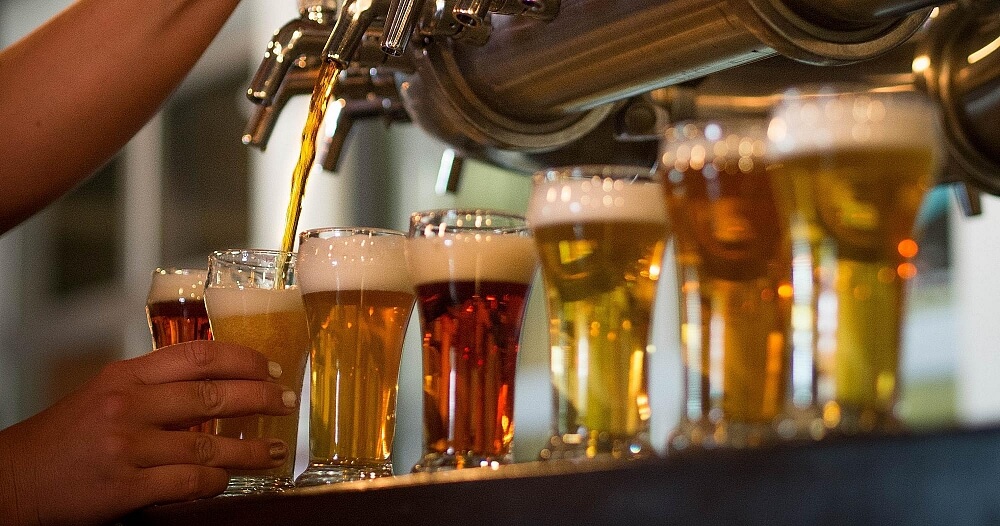 Bartender häller upp olika sorters öl