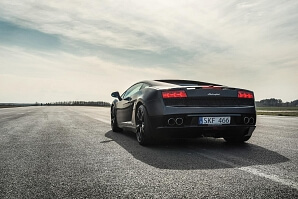 Speedtest på flygfält med Lamborghini