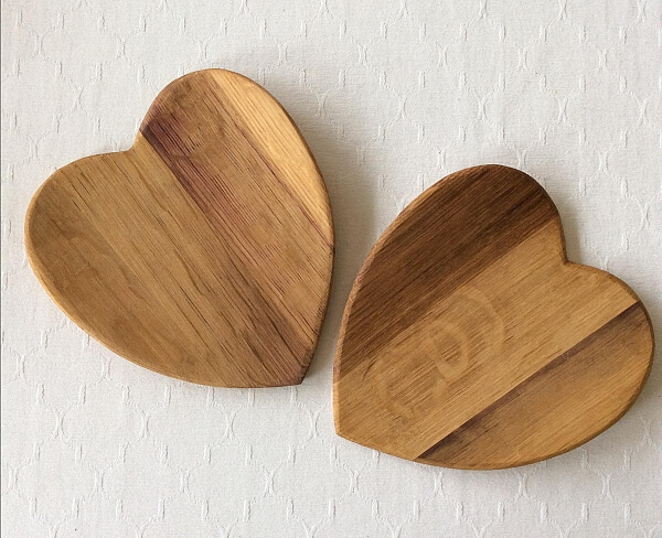 Två hjärtformade assietter i trä